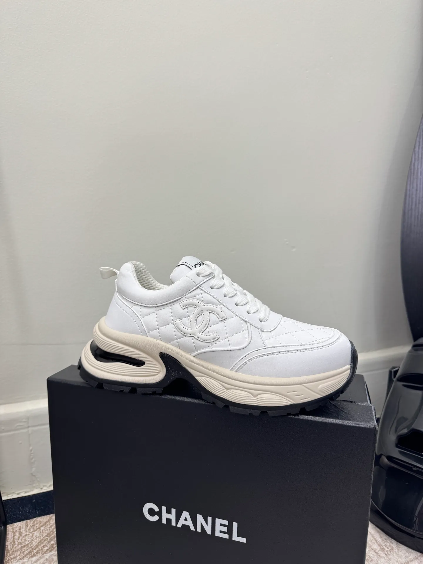 Men's men's shoes pP660! Size: 35-41 Chanel 25C new Chanel sports and casual shoes. Versatile white shoes. You can’t go wrong with the styles. The contrasting colors are full of vitality. The logo embossed on the side is very delicate on the feet. The upper is made of original customized materials. The original outsole.